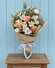 Букет цветов из:  Альстромерии, Лизиантусы, Розы и Хризантемы в Пестяках